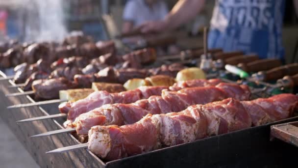 Preparação de um porco fresco Shish Kebab ao ar livre em fumaça. Fecha. 4K — Vídeo de Stock