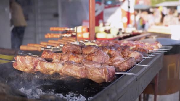 Juicy Appetizing Pork Shish Kebab se prepara en Smoke Outdoors. 4K. De cerca. — Vídeos de Stock