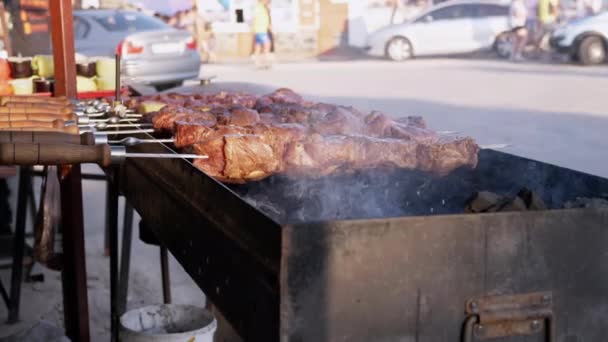 Juicy Appetizing Pork Shish Kebab se prepara en Smoke Outdoors. 4K. De cerca. — Vídeo de stock