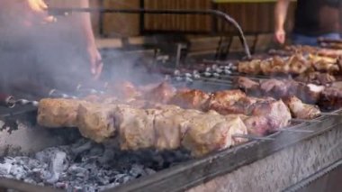 Lezzetli İştah Açıcı Domuz Kebabı, Smoke Outdoor 'da Pişiyor. 4K