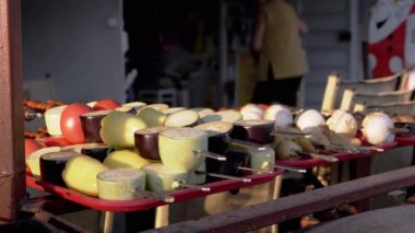 Hazır Taze Sebzeler 'den bir sürü çiğ kebap tezgahta yatıyor. 4K