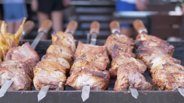 Ζουμερά ορεκτικό χοιρινό Shish Kebab ετοιμάζεται στο Ashes Outdoors. Κλείσε. 4K — Αρχείο Βίντεο