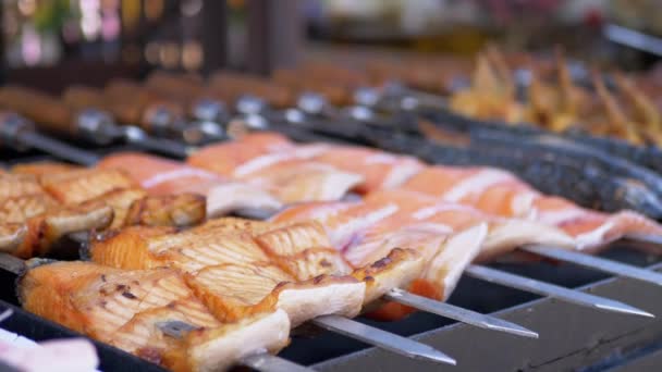 Cocinar pescado a la parrilla filete de salmón al aire libre. De cerca. — Vídeos de Stock