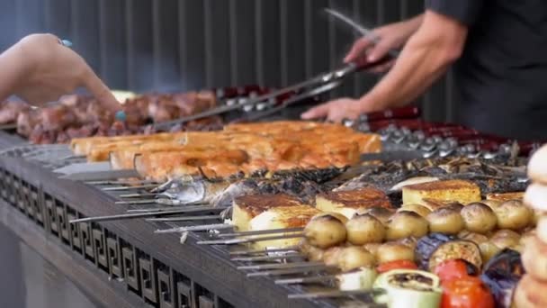 A Woman Standing at Counter Wants to Buy a Ready Shish Kebab. Zoom. Close up — 图库视频影像