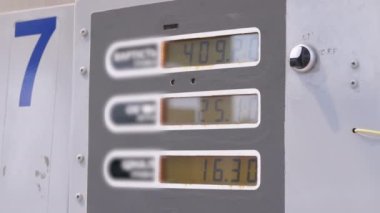 Elektronik gaz sayacı, benzin istasyonunda yakıt. Kapatın. Yavaş çekim