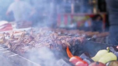 Sulu Aperatif Domuz Kebabı Smoke Outdoor 'da hazırlanıyor. Kapatın. 4K