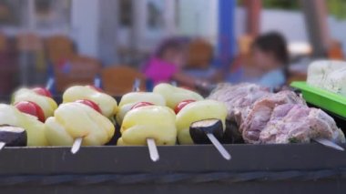 Kaba Barbekü Izgara Sebzeler, Kebaplar Ateş Açmaya Hazırlanıyor.