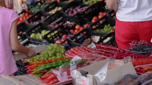 Un client achète des fruits frais sur le marché. Clos en place. Mouvement lent — Video