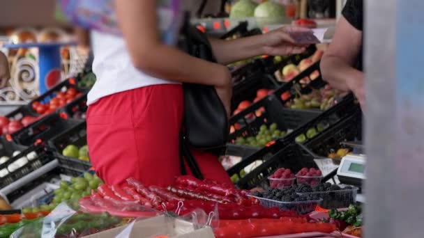 Un client achète des fruits frais du marché avec de l'argent comptant. Ferme là. Zoom — Video