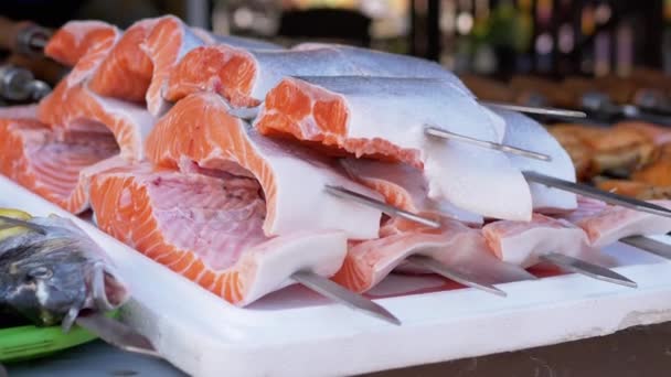 Připravte obrovské, nakrájené kusy syrového lososa na grilování rybích kebabů. Zavřít — Stock video