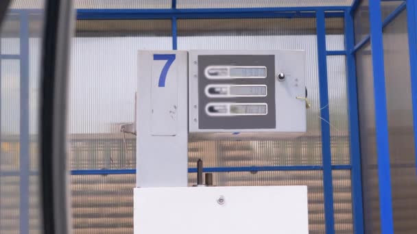 Contatore elettronico di benzina, benzina alla stazione di servizio. Chiudete. Rallentatore — Video Stock