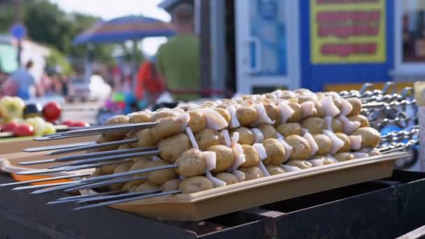 Kebabs Voorbereid voor Grillen van Jonge Aardappelen met Bacon. Zoom uit. Sluiten. — Stockvideo