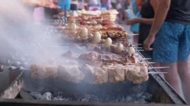 Açık havada Sulu Şiş Kebap ızgara. Kapatın. Ağır çekim. 4K