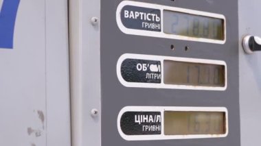 Elektronik gaz sayacı, benzin istasyonunda yakıt. Kapatın. Yavaş çekim