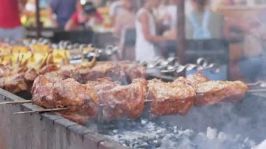 Açık havada Sulu Şiş Kebap ızgara. Kapatın. Ağır çekim. 4K