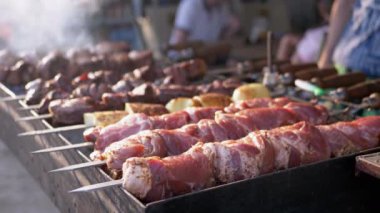 Smoke 'daki Taze Domuz Şiş Kebap' ının Hazırlanması. Kapatın. 4K
