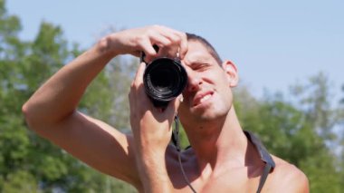 Doğanın, yazın manzarasının fotoğraflarını çeken bir fotoğrafçı..