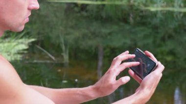 Plajda Rahatlayan Erkek Bir Mobil Uygulamada Şifreli Para Tablosu Görünüyor