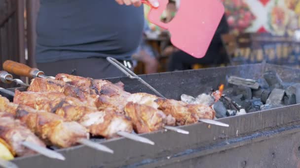 Cocina Juicy Barbacoa a la Parrilla en Mercado Abierto, Café, Restaurante. De cerca. — Vídeo de stock