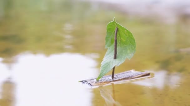 Un petit bateau en bois pour enfants fait maison flotte avec la rivière. 4K. Gros plan — Video