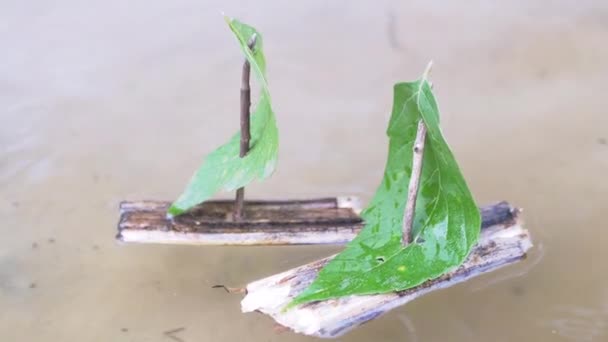 Een Twee Kleine Zelfgemaakte Kinderen Houten Schepen Drijvend met de Rivier. 4K. Sluiten. — Stockvideo