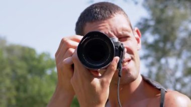 Doğanın, yazın manzarasının fotoğraflarını çeken bir fotoğrafçı..