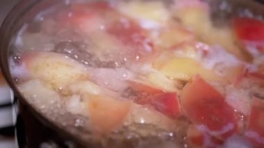 Sağlıklı Elma Bileşimi Pişirme, Gaz Sobası 'nda Kaynayan Tencere' de Kaynatılmış Komplo