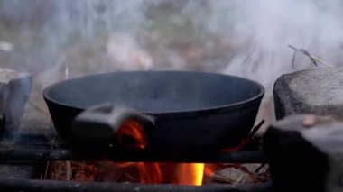 Ormanda Alevli Şenlik Ateşi Üzerine Buharlı Tava. Kapat.