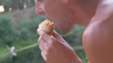 Aç Turist Taze Hava 'da Sulu İştah Açıcı Shawarma Yiyor. 4K