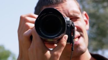 Doğanın, yazın manzarasının fotoğraflarını çeken bir fotoğrafçı..