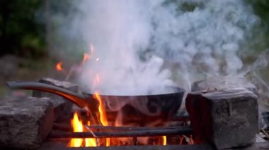 Ormanda Alevli Şenlik Ateşi Üzerine Buharlı Tava. Kapat.