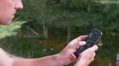 Plajda Rahatlayan Erkek Bir Mobil Uygulamada Şifreli Para Tablosu Görünüyor