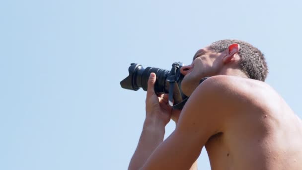 Egy fotós, aki képeket készít a természetről, a nyári tájról. Közelről. 4K — Stock videók