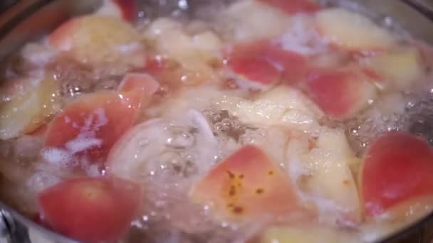 Приготовление здорового яблочного компота, вареный компот в кипящей кастрюле на газовой плите — стоковое видео