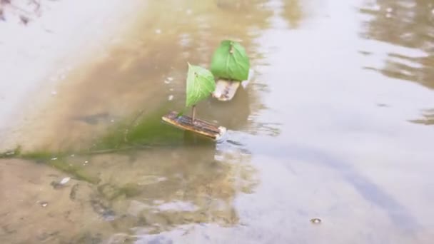 A Two Small Homemade Children Navires en bois flottant avec la rivière. 4K. Gros plan — Video