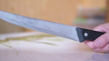 Bir Kadın Eli Masa Yüzeyinin Üzerinde Kirli, Keskin, Uzun Mutfak Bıçağı Tutuyor