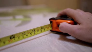 Kadın El Tuşu Turuncu Şerit Ölçüsünün Dönüş Baharıyla Düğmesine Basıyor