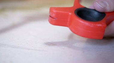 Mutfakta Kadın Elleri Keskinleştiriyor Kırmızı El Kaleminde Bıçak. 4K