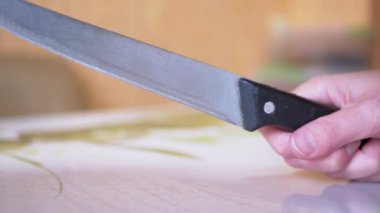 Bir Kadın Eli Masa Yüzeyinin Üzerinde Kirli, Keskin, Uzun Mutfak Bıçağı Tutuyor