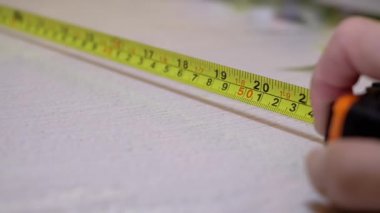 Kadın El Tuşu Turuncu Şerit Ölçüsünün Dönüş Baharıyla Düğmesine Basıyor
