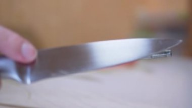 Kadın Eller Mutfakta Çelik Çubuğu Keskinleştirir, Kirli, Çelik Çubuğu Keskinleştirir