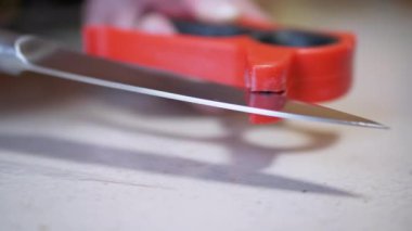 Mutfakta Kadın Elleri Keskinleştiriyor Kırmızı El Kaleminde Bıçak. 4K