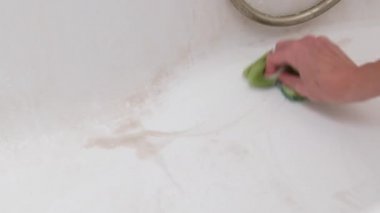 Kadın, sabun ve köpükle Kirli Banyo 'yu Yıkar, Temizler, Ovalar