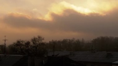 Kırmızı, Ateşli, Şafakta Turuncu Gökyüzü, Ateşten gelen dumanla kaplı, Güneşi Saklayan. 4K