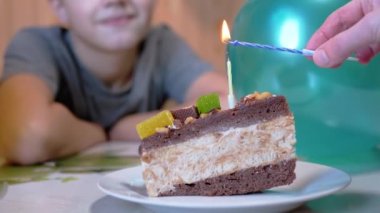 Mutlu Bir Çocuk Doğum Günü Pastasında Mumları Söndürüyor. Büyüt.