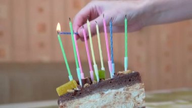 Bir Kadın El Işığı Dokuz Mum Bir Doğumgünü Çikolatalı Pastası Üzerinde. Büyüt