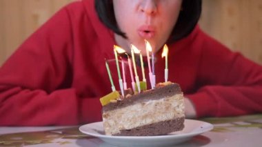 Mutlu Kız Doğum Günü Pastasında Mumları Söndürüyor. Yakınlaştır. Kapat.