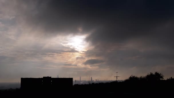 Szomorú, esős szürke felhők mozognak a felkelő nap felett. Hajnal. 4K. Közelről. — Stock videók