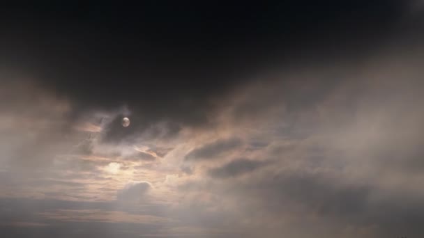 Nubes de cúmulo gris lluvioso sombrío moviéndose sobre el sol naciente. Dawn. Amanecer. Zoom: — Vídeo de stock