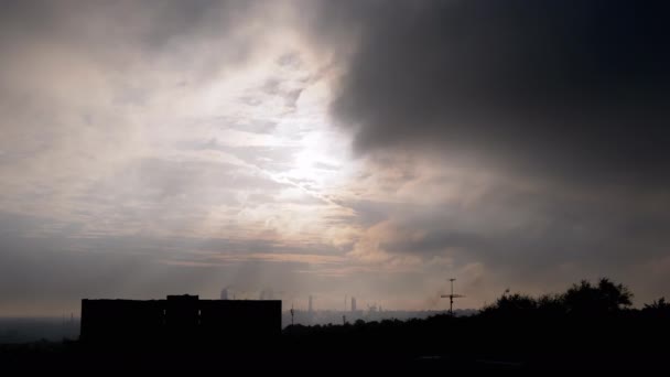 Nubes grises lluviosas sombrías moviéndose sobre el sol naciente. Dawn. 4K. De cerca. — Vídeo de stock